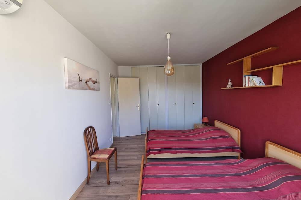 Maison à 3mn à pied de la plage et restaurants et 5 du port avec commerces. in Carqueiranne, Côte méditerranéenne (France)