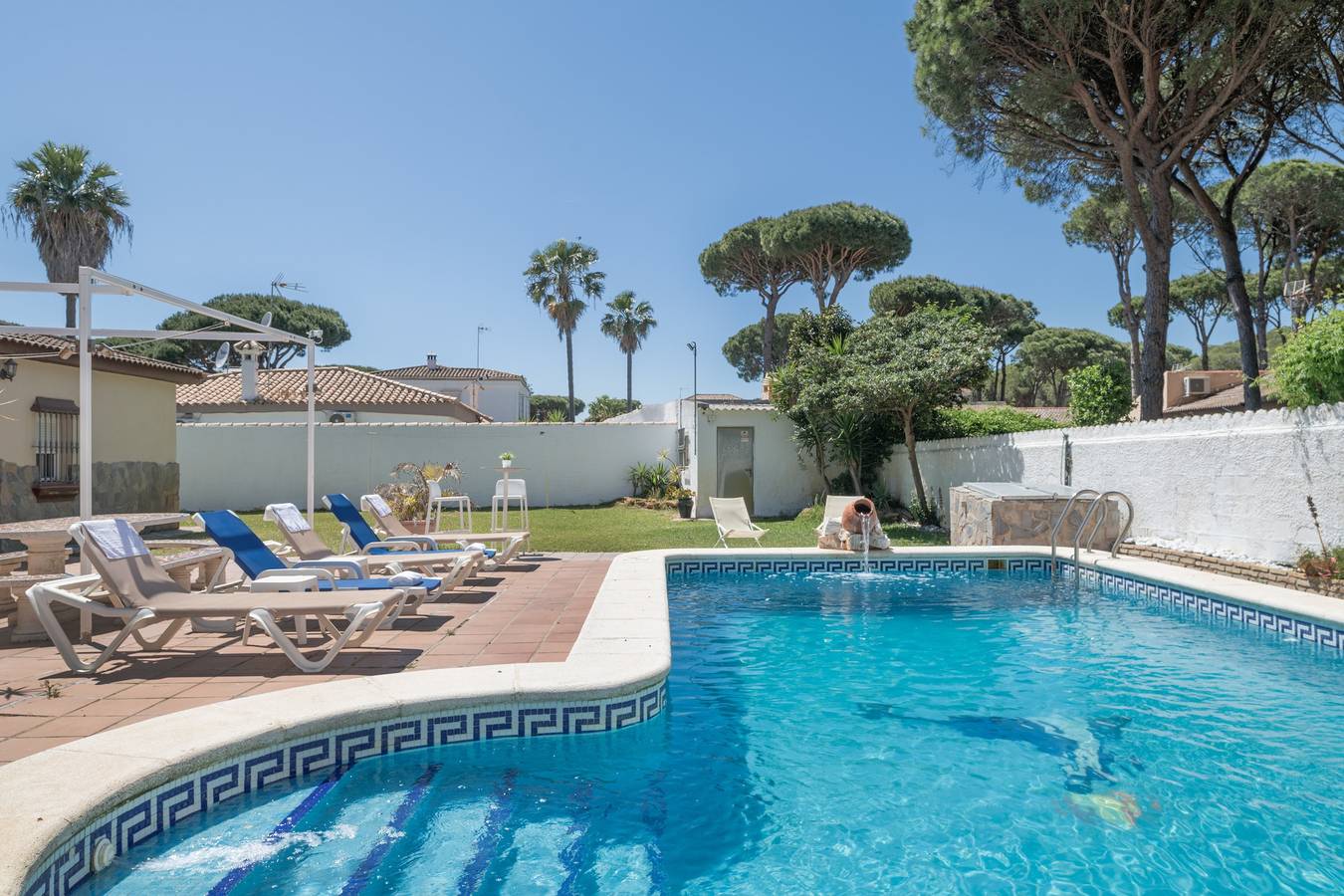 Maison de vacances "Chalet Los Paul" avec piscine privée et Wi-Fi in Playa La Barrosa, Chiclana de la Frontera
