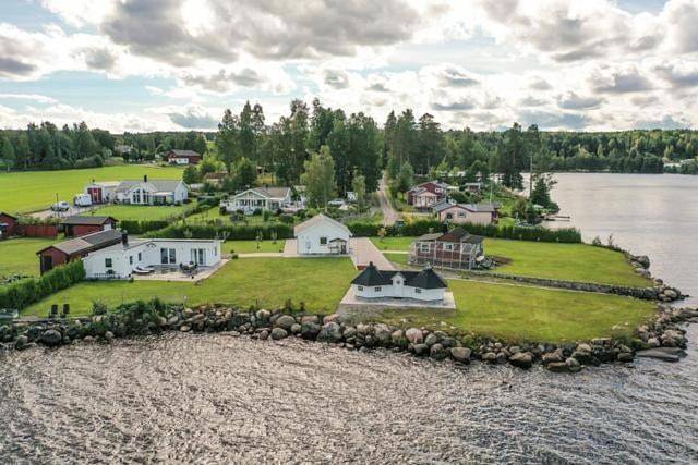 Villa für 4 Personen, mit Ausblick und Seeblick sowie Sauna und Garten - 1