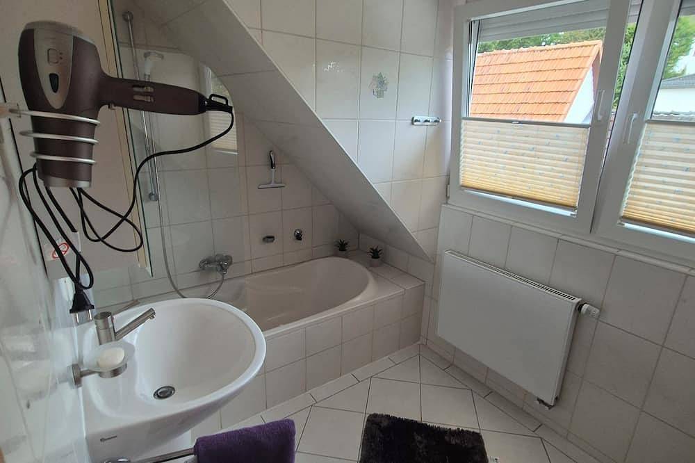 Ganze Wohnung, Gemütliche Dachgeschoss Ferienwohnung in Bad Karlshafen, Hessisches Bergland