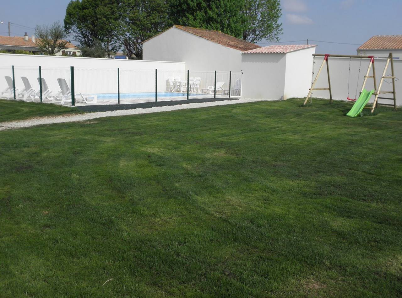 Maison 8 à 10 personnes avec piscine et jacuzzi privés in Belluire, Région de Jonzac