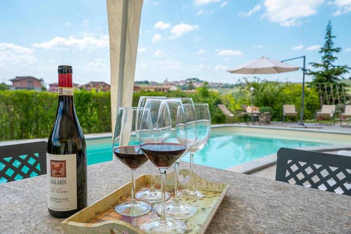 Ferienhaus für 6 Personen, mit Balkon und Terrasse sowie Garten und Pool in Castagnole delle Lanze