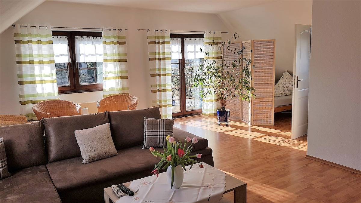 Ferienwohnung Raithel - Ferienwohnung mit Balkon und Blick auf den Waldstein in Schwarzenbach an der Saale, Landkreis Hof