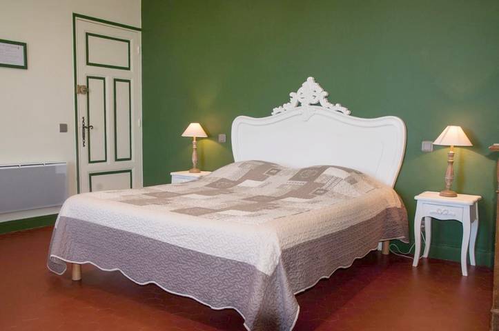 Chambre d’hôte pour 3 personnes, avec Terrasse ainsi que Jardin et Piscine