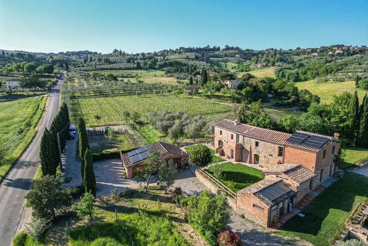 Agriturismo per 8 persone, con giardino e piscina in Sinalunga
