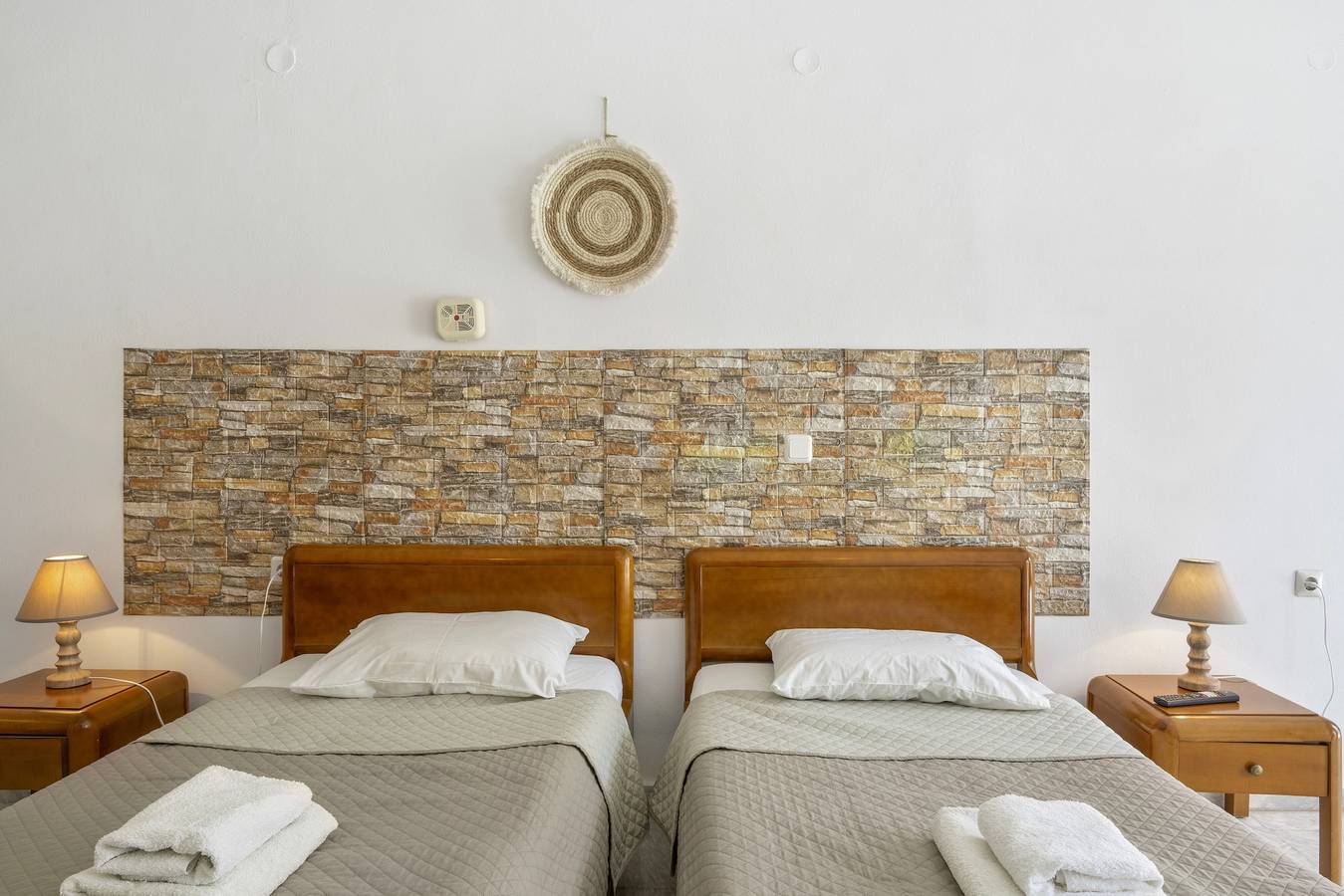 Apartamento entero, Apartamento 'Double Room No 2' con vistas a la montaña, Wi-Fi y aire acondicionado in Kálimnos