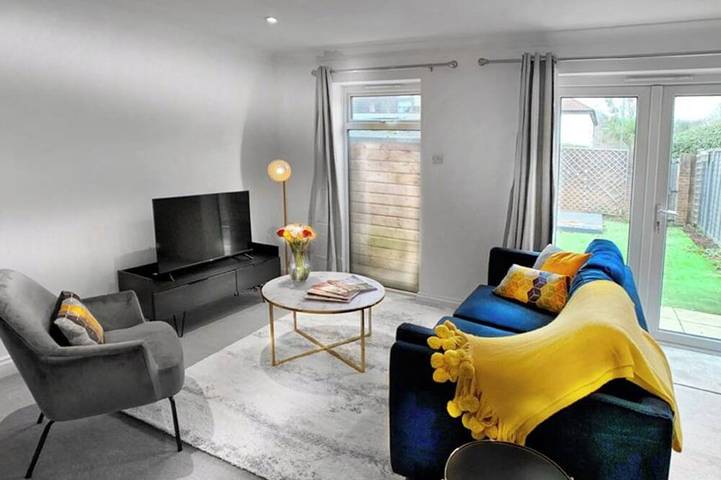 Woking - 2 Bedroom House - With Garden in Woking, Surrey