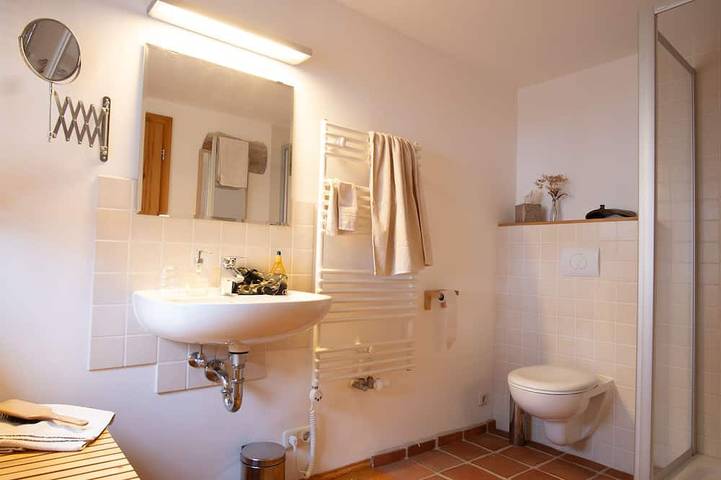 Ganze Wohnung, Kleine Vintage-Ferienwohnung für1-3Gäste, Außenpool, Sauna, Park, Natur, Ruhe in Pegau, Burgenlandkreis