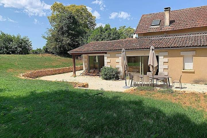 Location de vacances pour 8 personnes, avec jardin et piscine à Bourrou