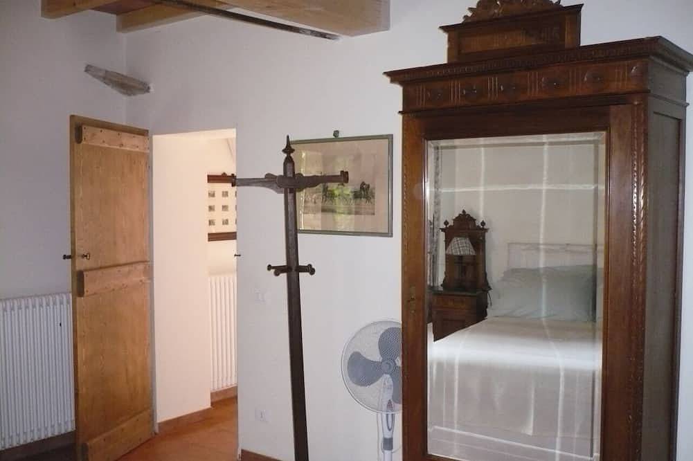 A Country house between Parma and Reggio Emilia in Quattro Castella, Reggio Emilia Province
