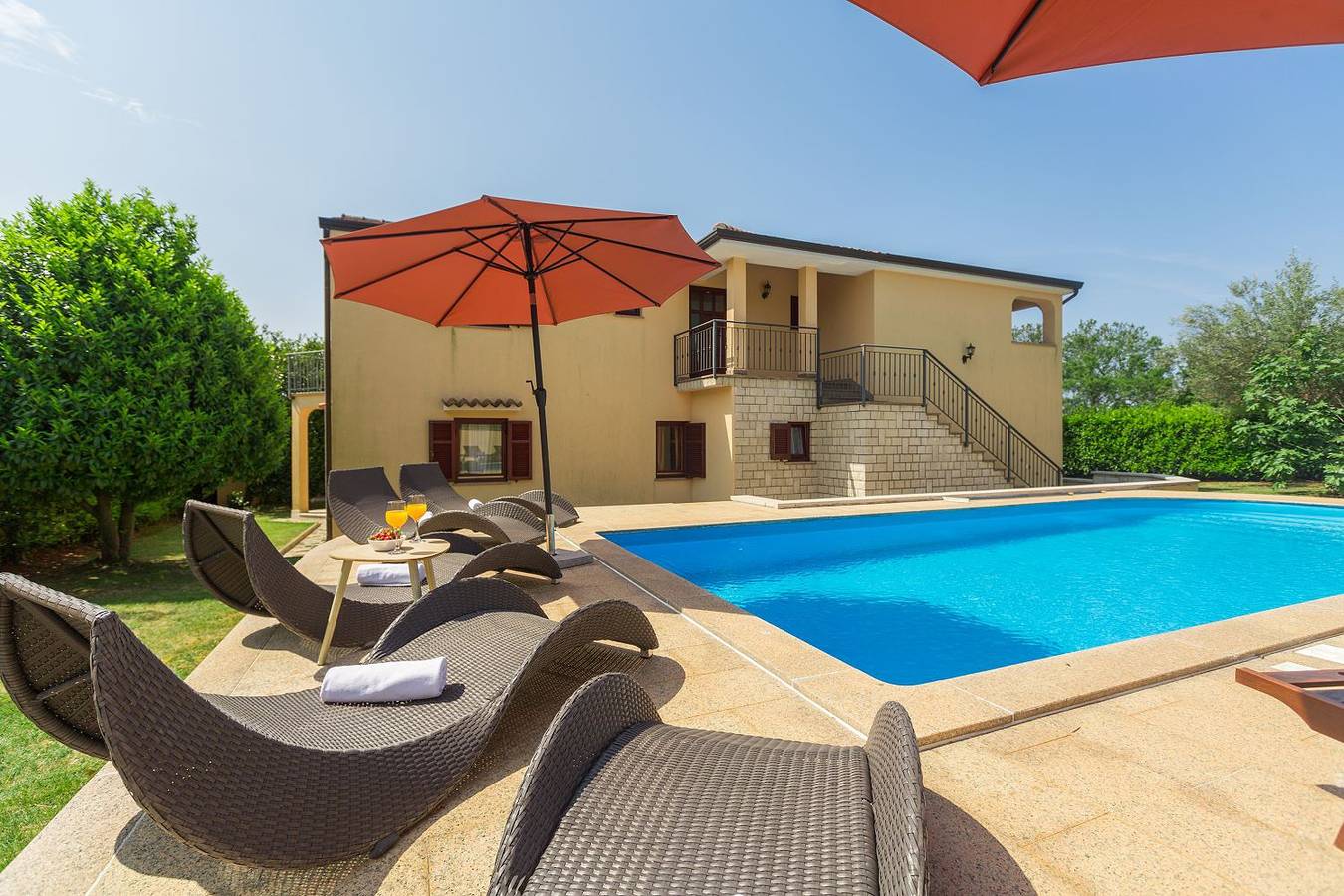 Ganze Wohnung, Traumhaftes Apartment nur 250 Meter zum Strand mit Meerblick, Pool, Grillbereich, Privatparkplatz in Cervar, Porec und Umgebung