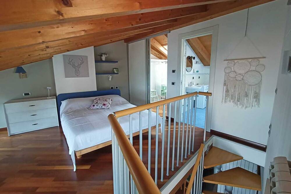 Ganze Wohnung, Two-room apartment in the historic center, wonderful view of lake and mountains. in Lovere, Iseosee