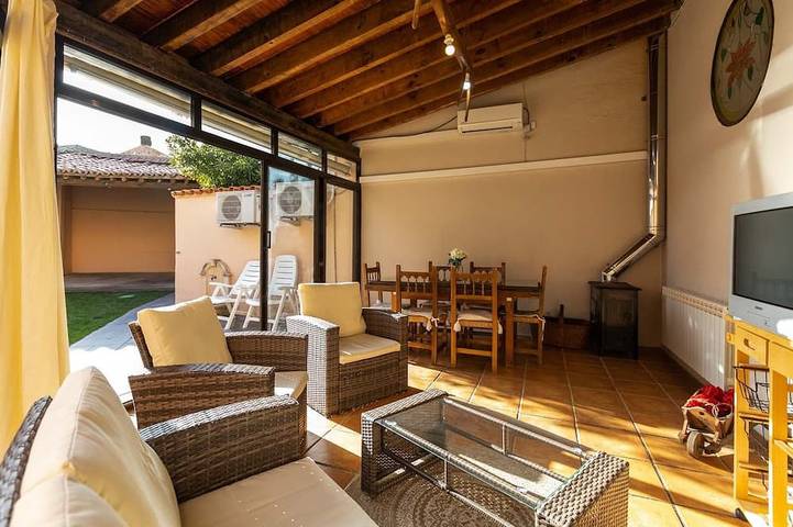 Casa Ernesto. Jardín Con Piscina, Porche Y Garaje. in Pajares de la Lampreana, Provincia de Zamora