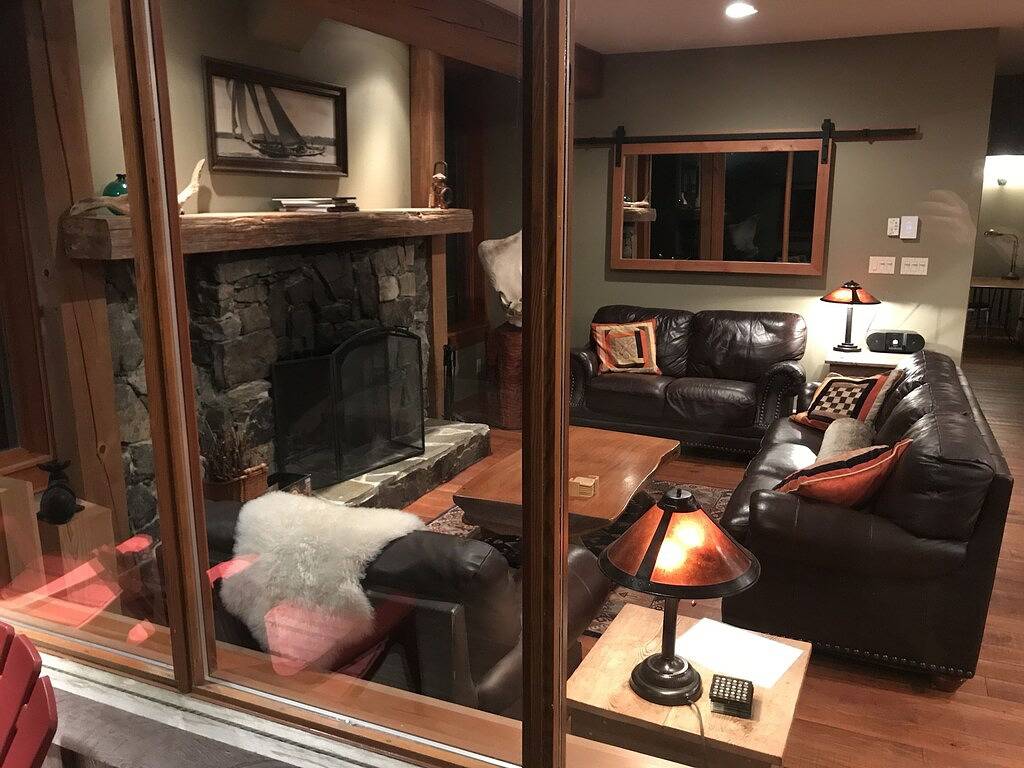 Luxuriöse Oceanfront Custom Home, voll lizenzierte und schöne Aussicht auf Meares ist! in Tofino, Alberni-Clayoquot Regional District