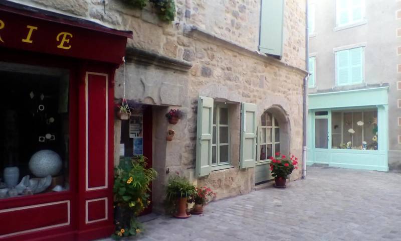 Gîte pour 8 personnes, avec piscine ainsi que jardin et sauna à Le Malzieu-Ville - 2