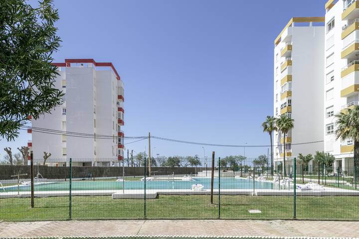 Entire apartment, Valdelagrana Beach & Pool Apartment with Shared Pool, Private Terrace, and Wi-Fi in Playa de Valdelagrana (El Puerto de Santa María), El Puerto de Santa María