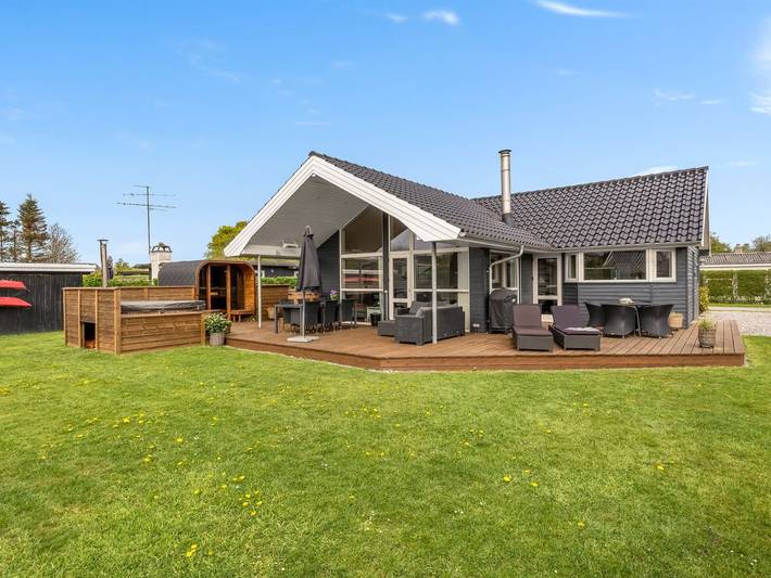 Ferieudlejning for 8 personer, med sauna og terrasse i Hvidbjerg Strand