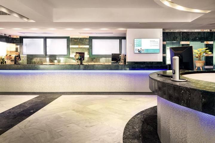 Hotel, mit Terrasse und Garten sowie Kinderpool und Pool in Son Bou - 4
