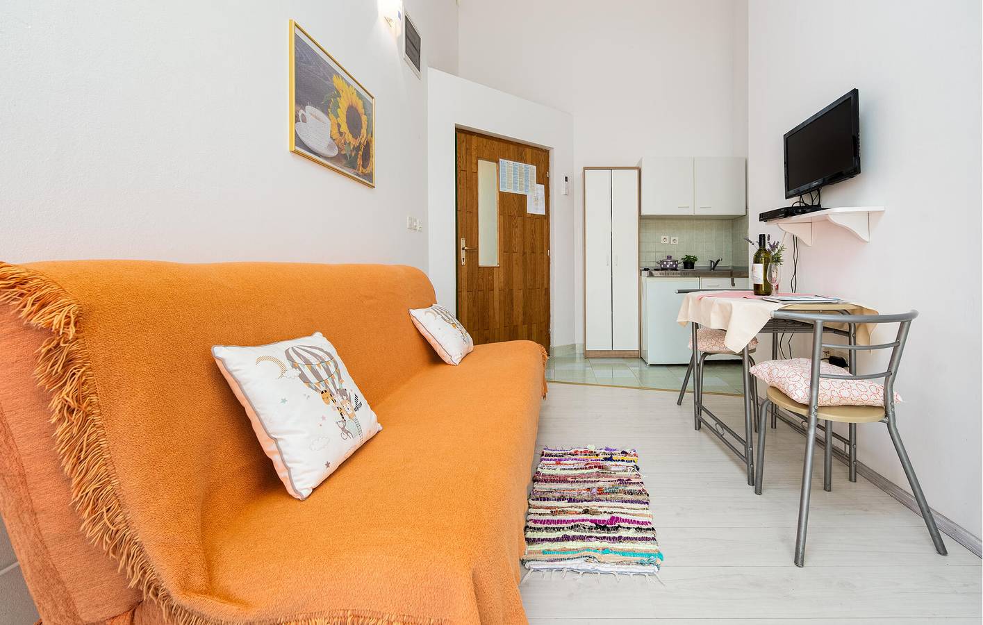 Entire holiday apartment, Seaside Retreat: Cozy Apartment with Terrace & Grill, 900m from Beach in Novalja, Pag Island