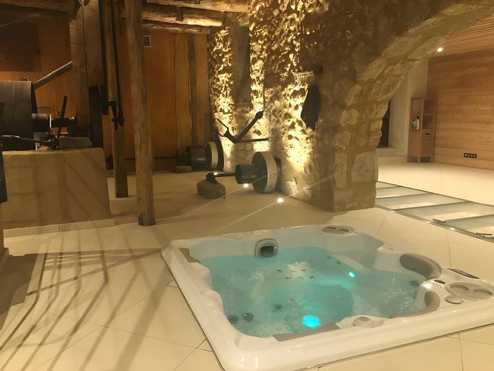 Vacation rental for 15 people, with Hot tub and Yard as well as Sauna in Jura