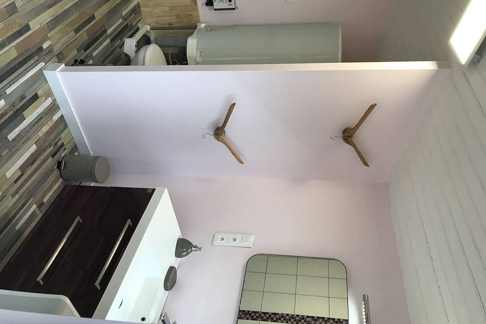 Ancienne cabane de pêcheur rénovée au bord de rivière sûr beau terrain clos. in Saint-Nizier-sous-Charlieu, Région de Roanne