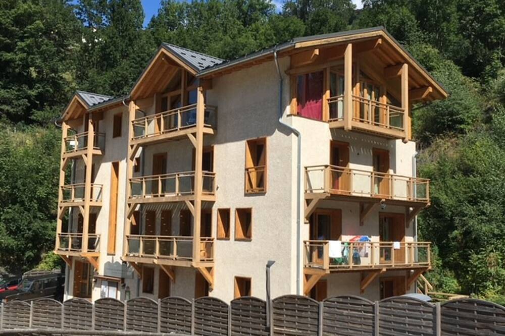 Apartamento entero, Cómodo apartamento para 12 pers con balcones, parking, cerca del pueblo y pistas in Parque Nacional de Vanoise