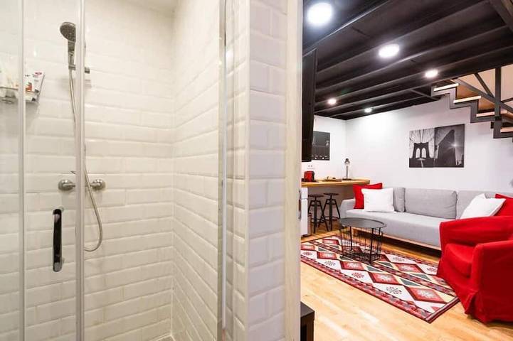 Ganze Wohnung, Cosy studio with terrace next to Kiraly street (L) in Budapest, Danube-Ipoly National Park