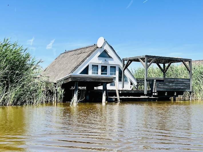 Chalet für 4 Personen, mit Balkon und Terrasse sowie Garten und Seeblick im Burgenland