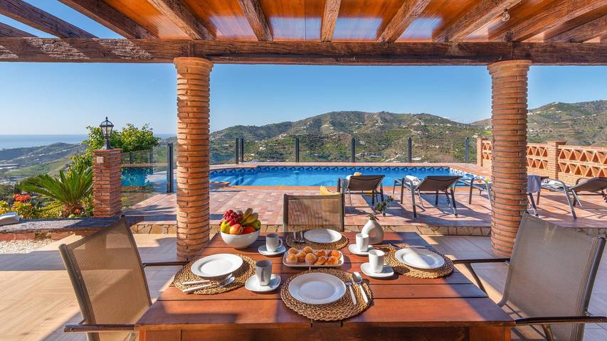 Villa für 5 Personen, mit Balkon/Terrasse und Pool in Torrox