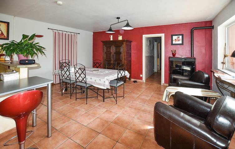 Acogedor apartamento de 100 m² con piscina cerca del río Durance: wifi y aparcamiento incluidos in Cheval-Blanc, Parque natural regional del Luberon