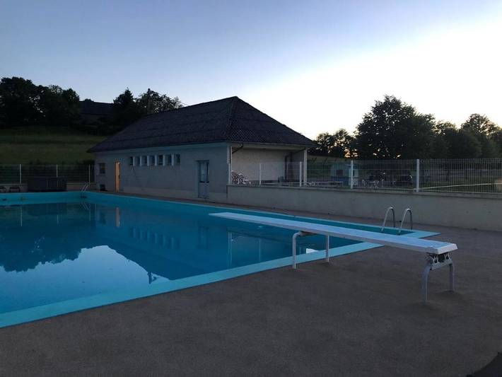 Location de vacances pour 6 personnes, avec jacuzzi ainsi que jardin et piscine à Bassignac-le-Haut