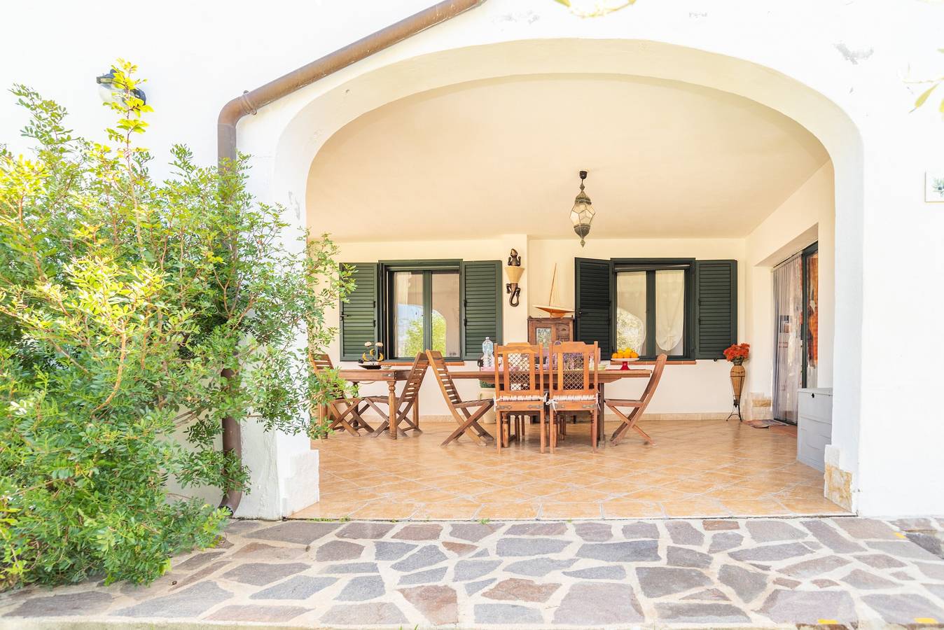 Villa rustica, aria condizionata e bellissimo giardino in Cala Ginepro, Orosei