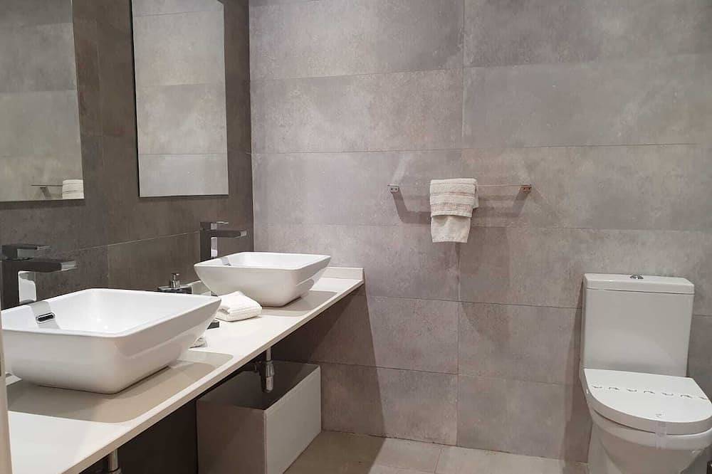 Hel lejlighed, New front line beach/Golf with views of Gibraltar and Africa. in Playa de La Alcaidesa, San Roque