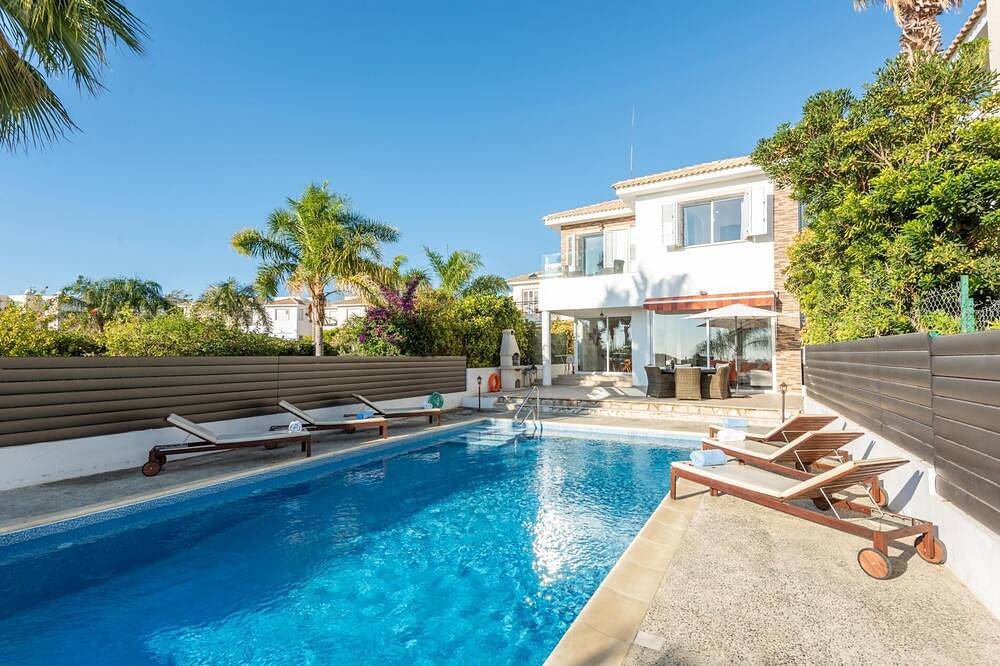 Villa Laguna Sunrise by Ezoria Villas in Coral Bay in Peyia, Südzypern