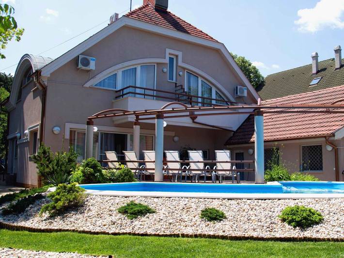 Ferienhaus für 19 Personen, mit Balkon und Garten sowie Sauna in Siofok