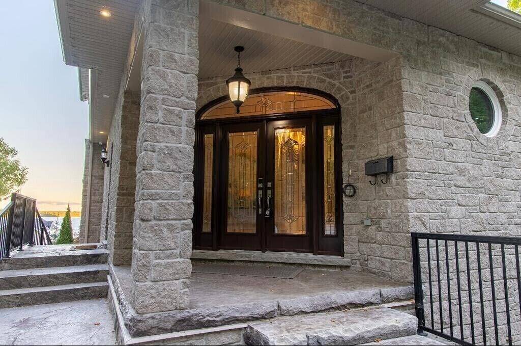 Luxury Cottage Kawartha Lakes With Jacuzzi, pool and many  more attractions in Ontario