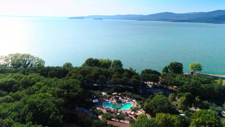 Bungalow per 4 persone, con Terrazza e Giardino nonché Piscina in Lago Trasimeno