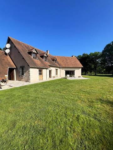 Location de vacances pour 14 personnes, avec jardin et piscine ainsi que vue et sauna à Dangé-Saint-Romain