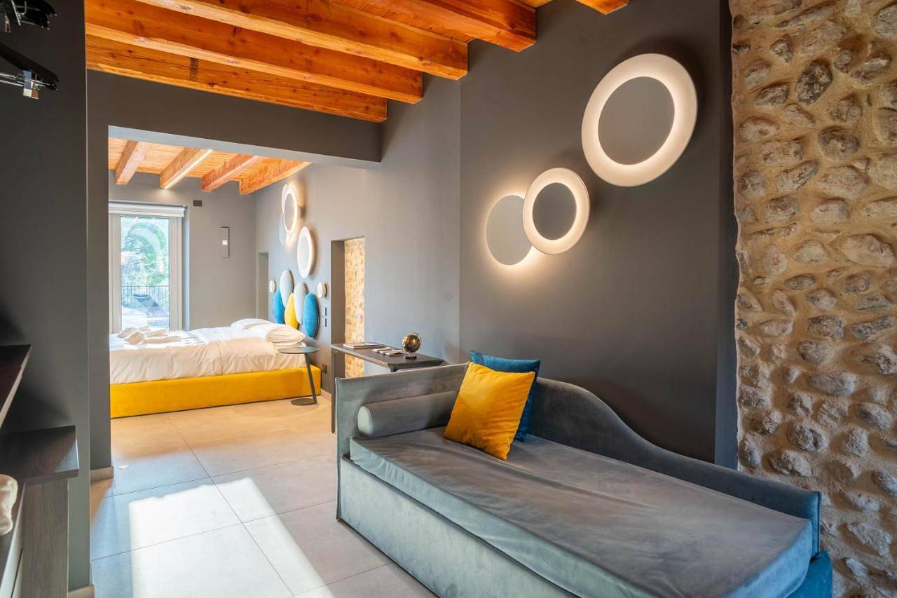Borgoluna Luxury Holiday House in San Felice del Benaco, Prealpi Gardesane
