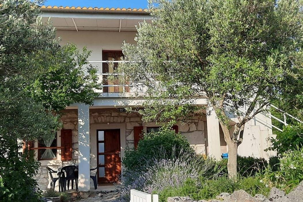 Ganze Wohnung, 2-Zimmer-Ferienwohnung mit Terrasse und Meerblick Skrbčići, Krk -a in Pinezici, Krk