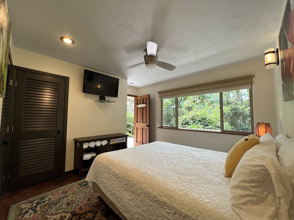 Jungle view bedroom with private entrance,outdoor private Bali style bathroom in Hilo, North Hilo