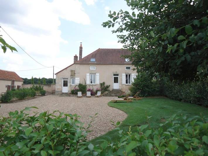 Location de vacances pour 12 personnes, avec Terrasse et Jardin ainsi que Piscine et Vue à Entrains-sur-Nohain - 4