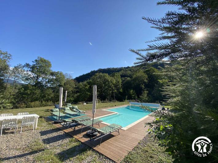 Gîte pour 4 personnes, avec piscine et terrasse