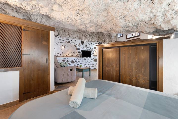 Apartamento entero, Apartamento vacacional "Cueva El Desvelo" con vistas al mar, 3 terrazas privadas y Wi-Fi in Tijarafe, La Palma Norte