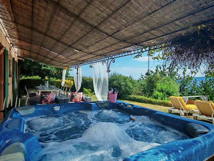 Location de vacances pour 12 personnes, avec Balcon et Jacuzzi ainsi que Terrasse et Jardin à Toudon
