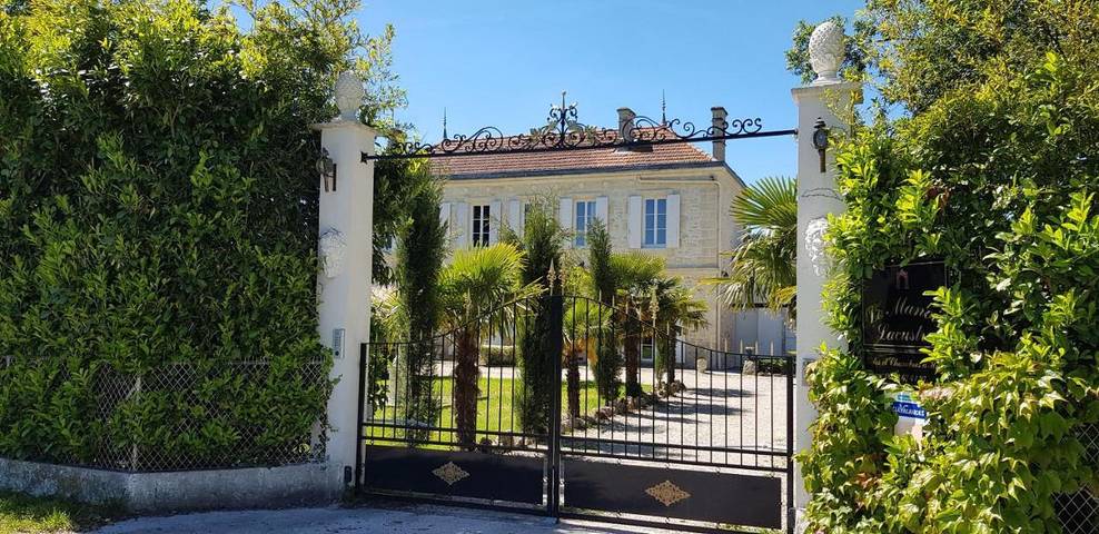 Maison d’hôte pour 22 personnes, avec jardin ainsi que piscine et vue, adapté aux familles