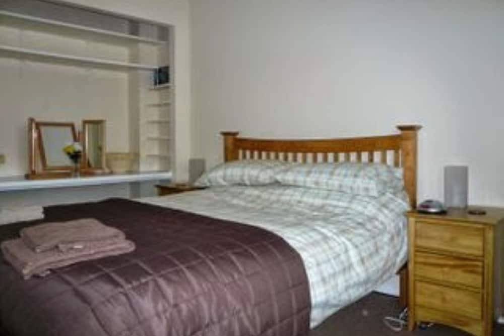 Popular Comfortable Well Equipped Cottage in Peaceful Ullapool Street w Parking in Ullapool, Highlands