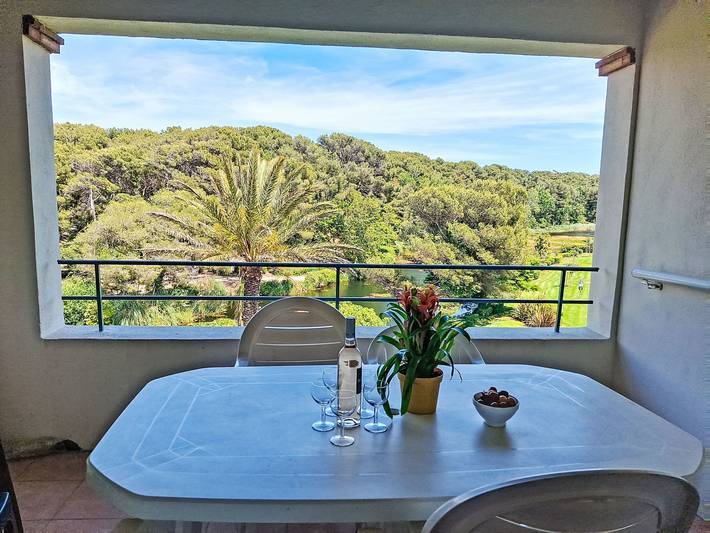 Gîte pour 6 personnes, avec bassin pour enfant et vue sur le lac ainsi que terrasse et jardin, animaux acceptés dans La Coudoulière - 4