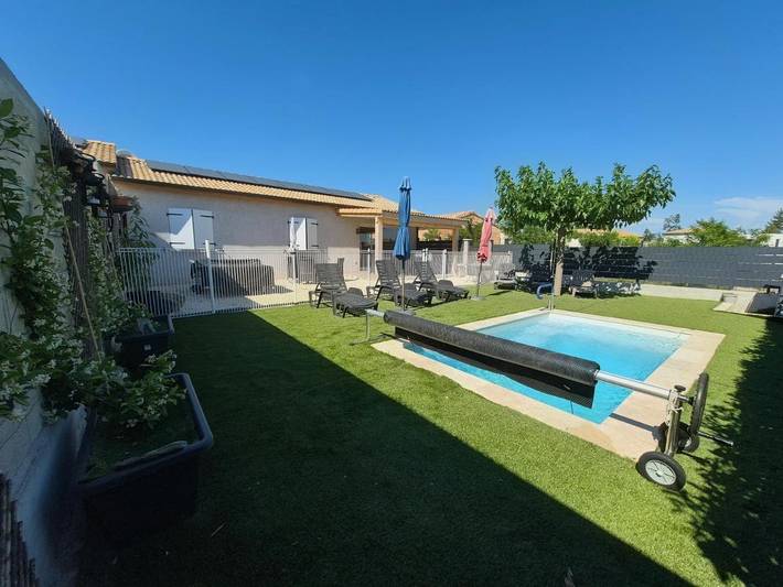 Location de vacances pour 6 personnes, avec vue ainsi que jardin et piscine à Joyeuse