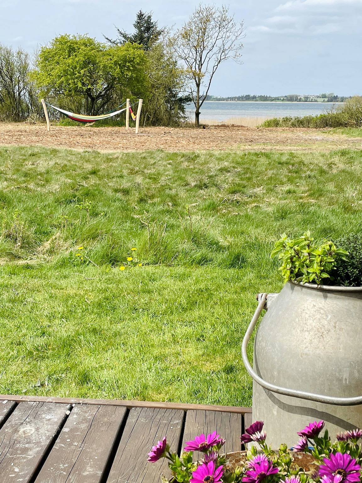 Tømmerhytte ved stranden på Mors med utsikt in Mors, Limfjord i Nordjylland